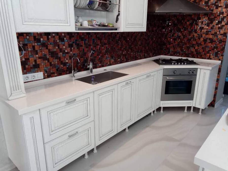 Кухонная столешница с угловым расположением варочной панели