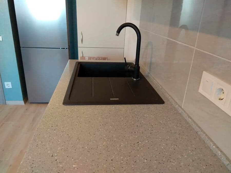 Прямая кухонная столешница под гранит