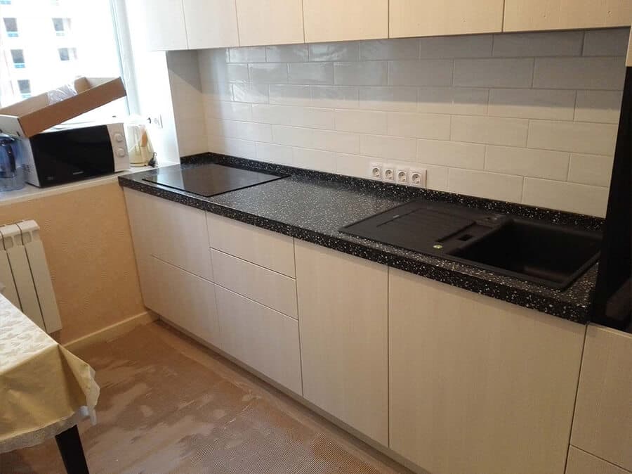 Черная кухонная столешница