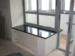 Черный широкий подоконник