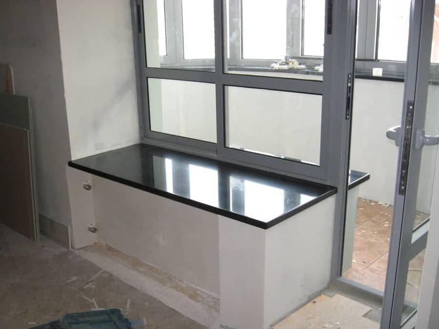 Черный широкий подоконник