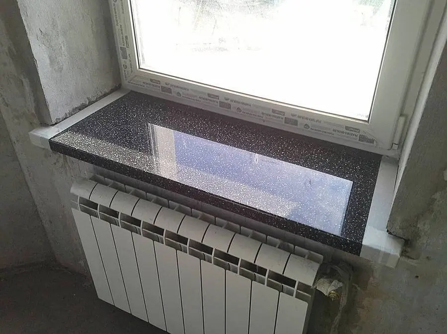Подоконник над батареей
