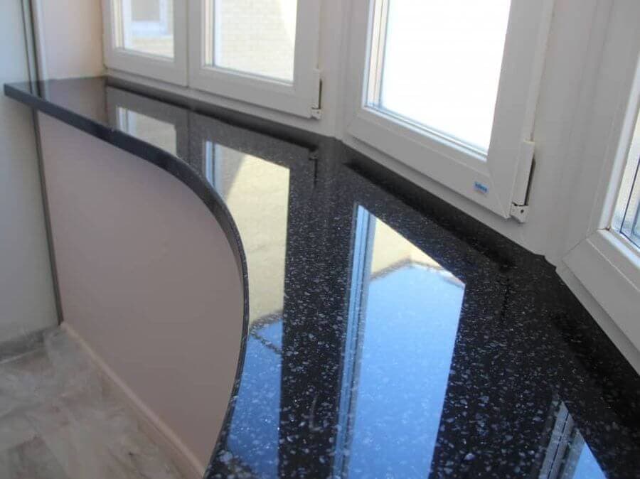 Черный акриловый подоконник