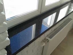 Черный подоконник