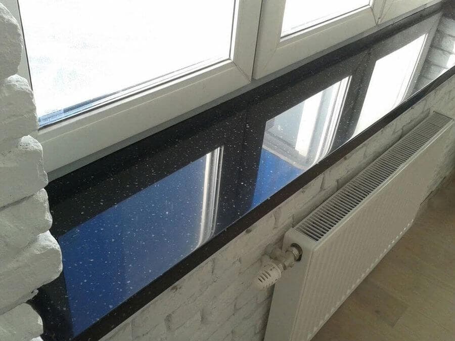 Черный подоконник