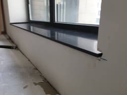 Черный подоконник для двухстворчатого окна