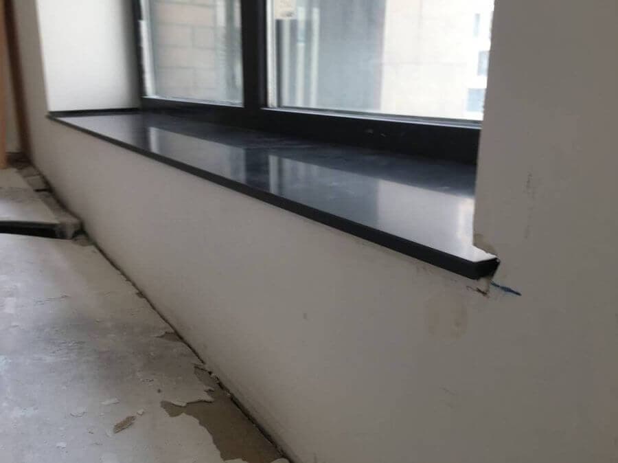 Черный подоконник для двухстворчатого окна