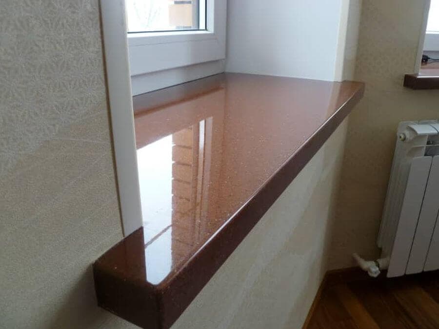 Подоконник коричневого цвета