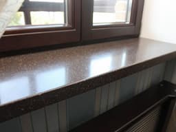 Прямой широкий подоконник