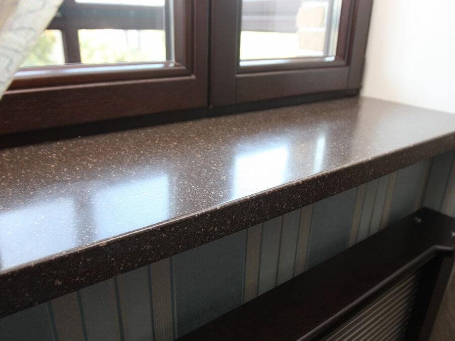 Прямой широкий подоконник