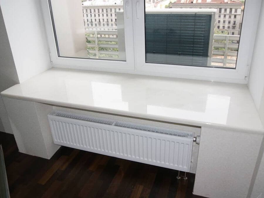 Широкий угловой подоконник