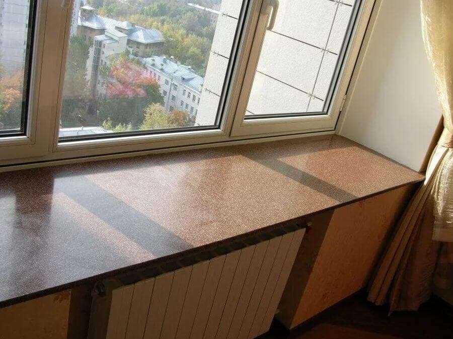 Широкий подоконник для трехстворчатого окна