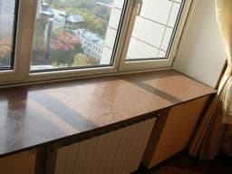 Широкий подоконник для трехстворчатого окна