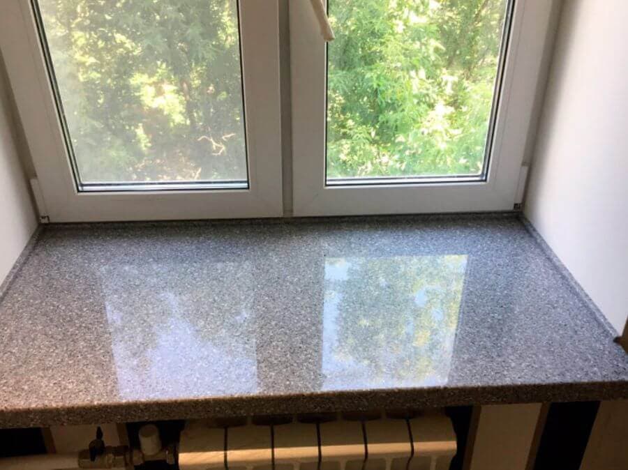 Прямой широкий подоконник