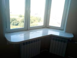 Угловой подоконник с вырезами для вентиляции