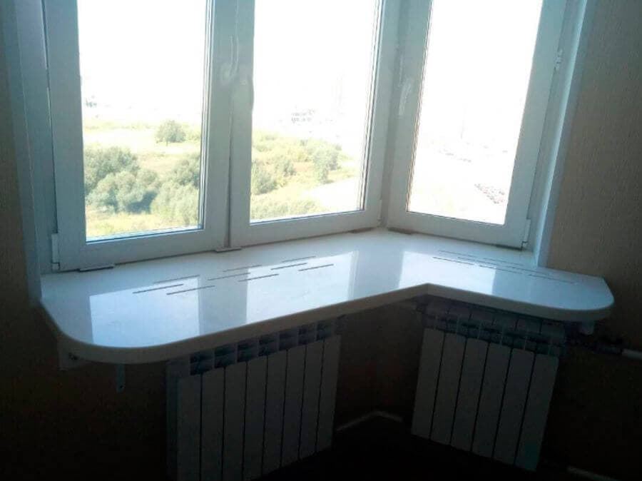 Угловой подоконник с вырезами для вентиляции