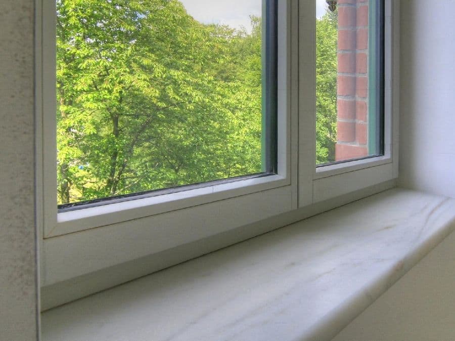 Подоконник белого цвета