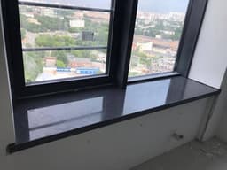 Черный подоконник