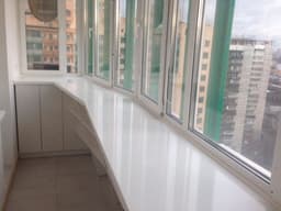 Широкий подоконник для балкона