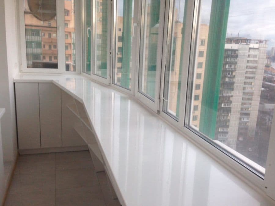 Широкий подоконник для балкона