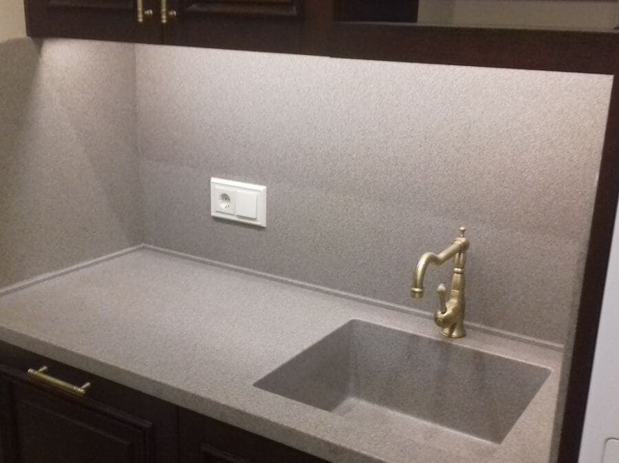 Светлый кухонный фартук