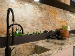 Стеновая панель с полочками