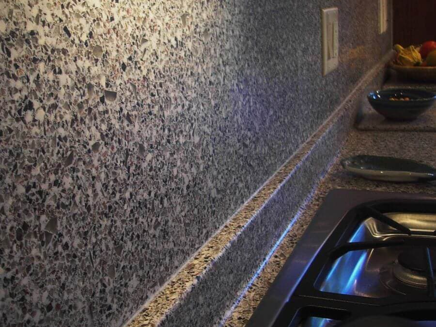 Стеновая панель с вырезами под розетки