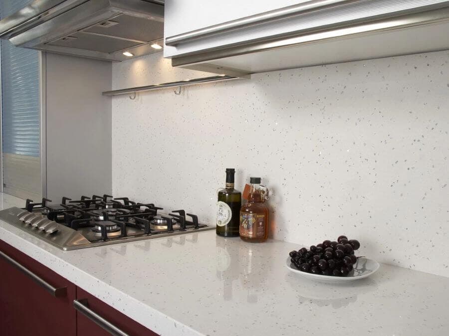 Светлая стеновая панель