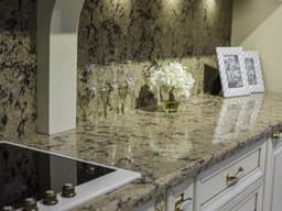 Стеновая панель со столешницей