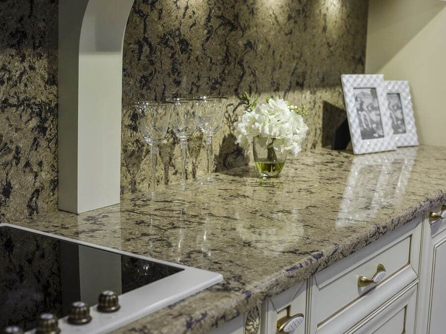 Стеновая панель со столешницей