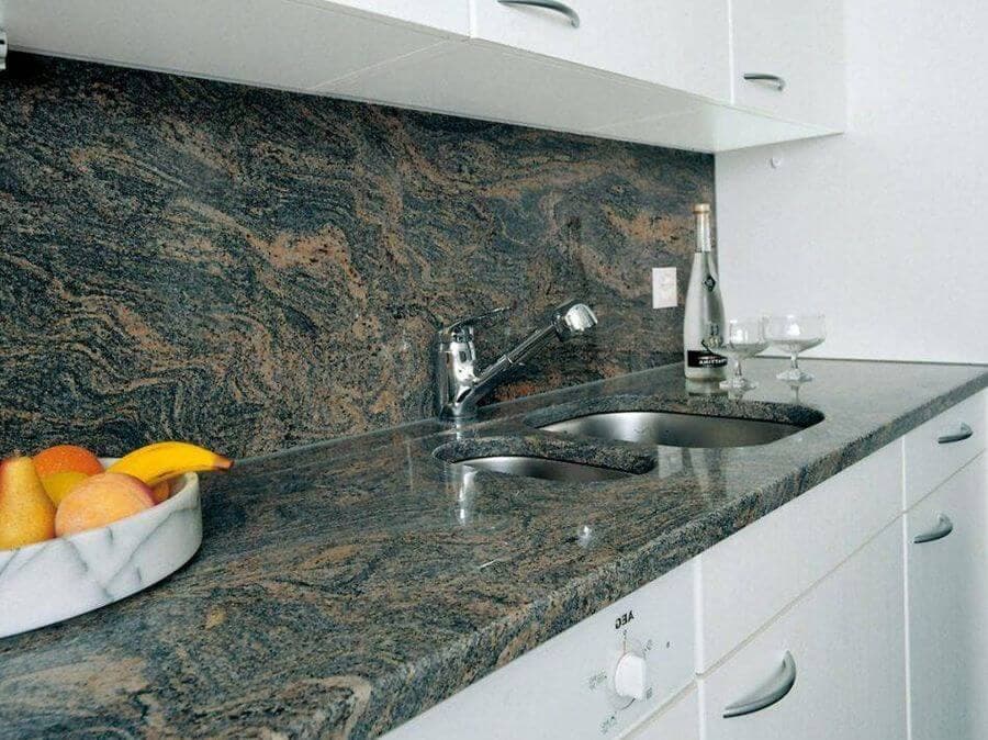 Стеновая панель для темной столешницы