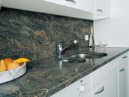 Стеновая панель для темной столешницы