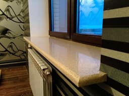 Прямой бежевый подоконник