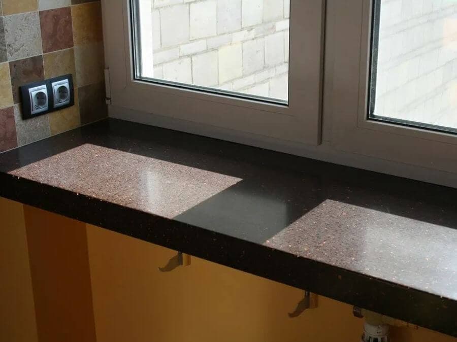 Прямой коричневый подоконник