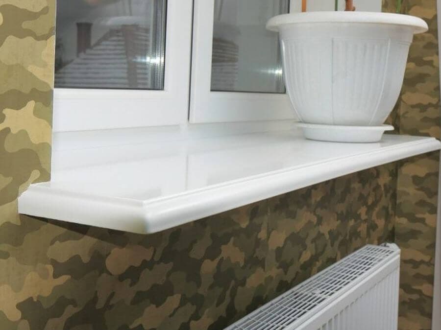 Прямой глянцевый подоконник