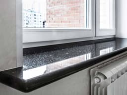 Черный акриловый подоконник