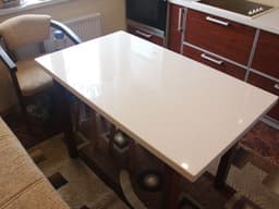 Бежевый кухонный стол