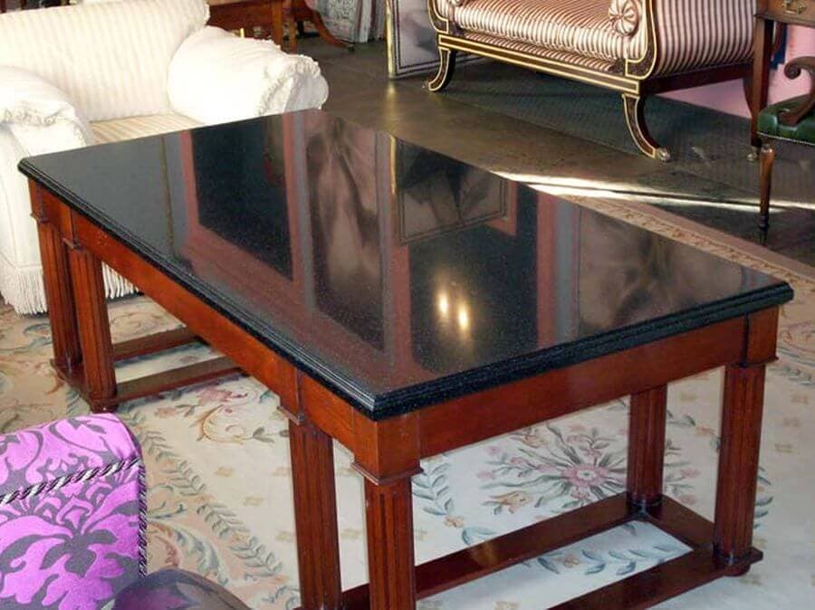 Черный глянцевый стол