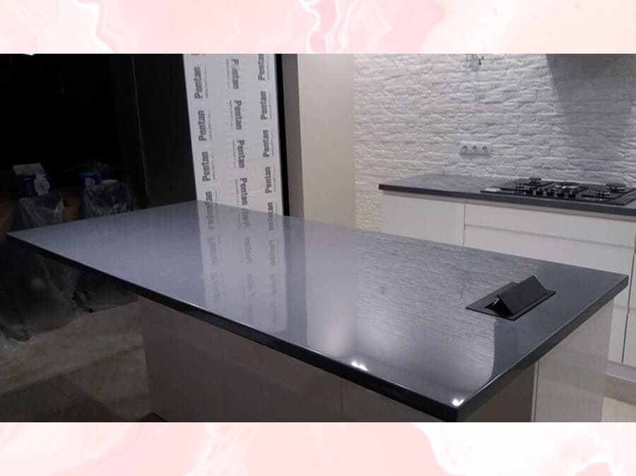 Кухонный стол с встроенными розетками