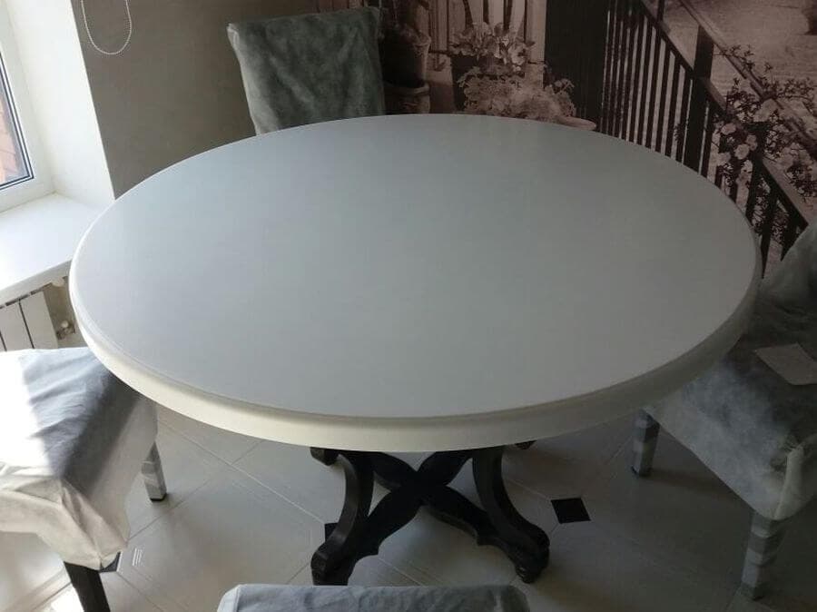Белый круглый стол