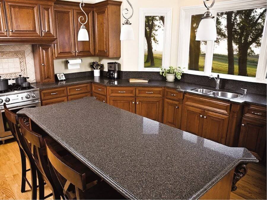 Большой кухонный стол