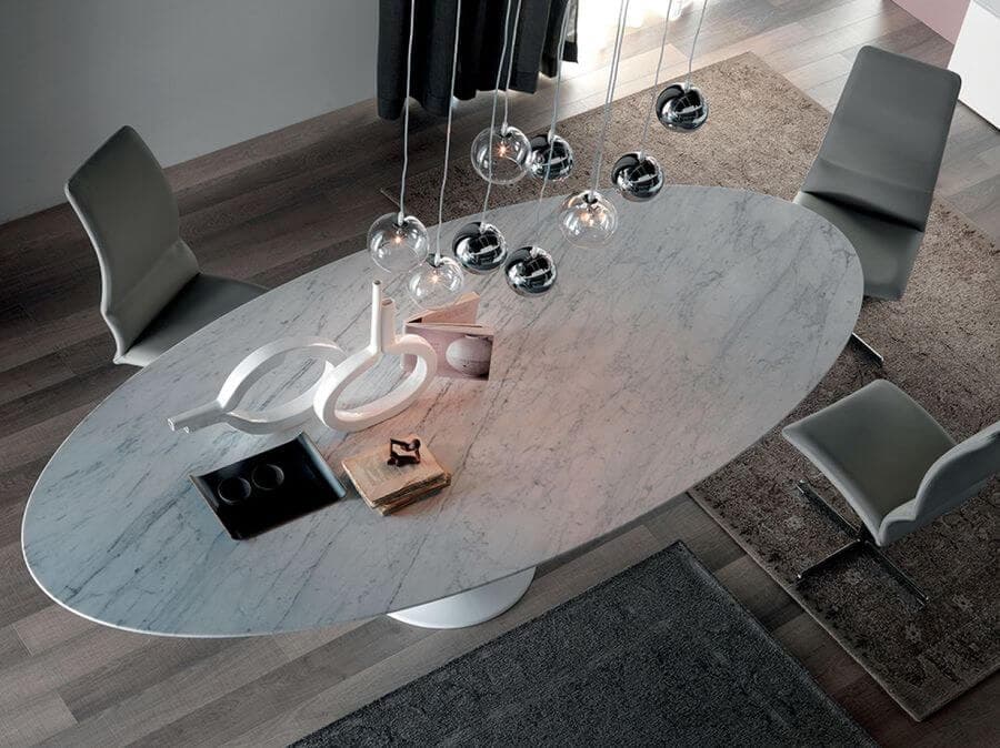 Овальный обеденный стол