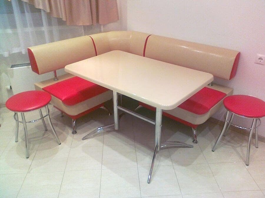 Кухонный стол для обеденной зоны