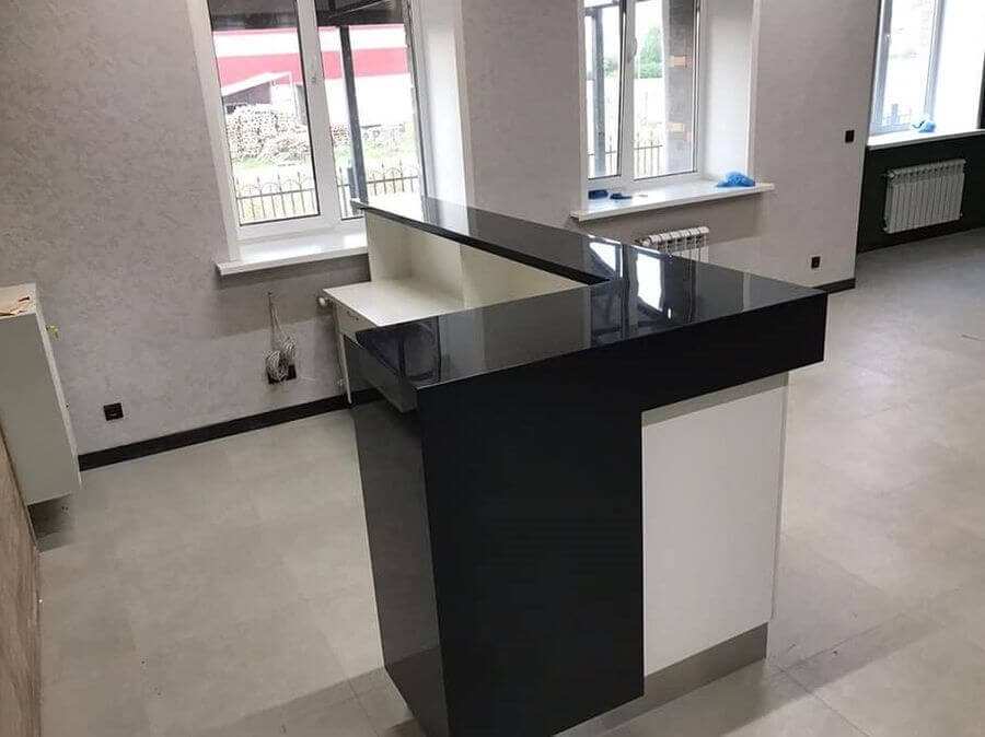 Угловая стойка ресепшн с черной столешницей