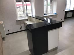 Угловая стойка ресепшн с черной столешницей