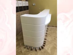 Белая стойка администратора