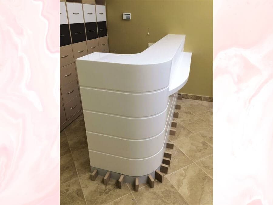 Белая стойка администратора