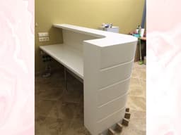 Белая стойка администратора