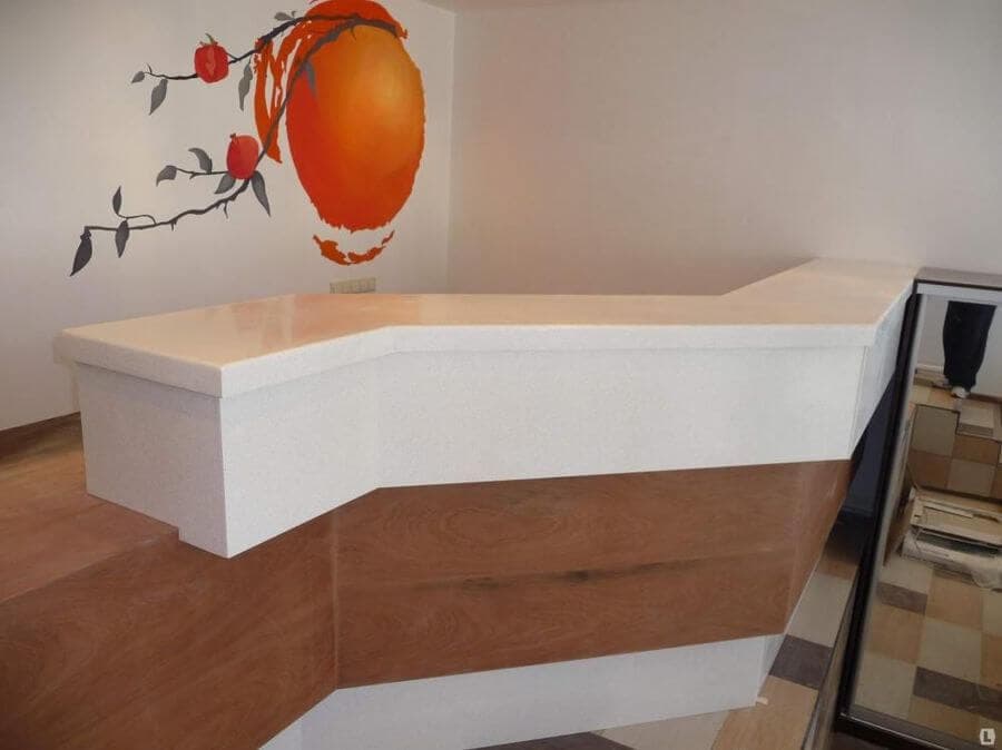 Стойка ресепшн с белой столешницей