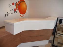 Стойка ресепшн с белой столешницей
